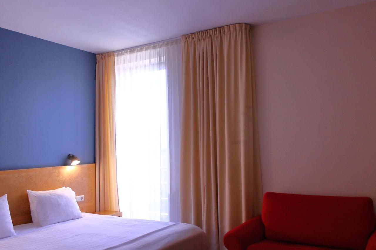Hotel Kolumbs Liepaja Bagian luar foto