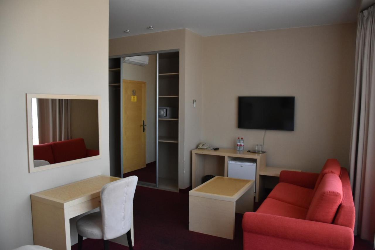 Hotel Kolumbs Liepaja Bagian luar foto