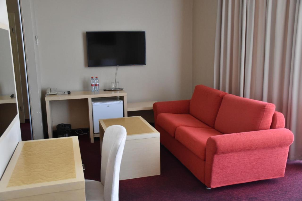 Hotel Kolumbs Liepaja Bagian luar foto